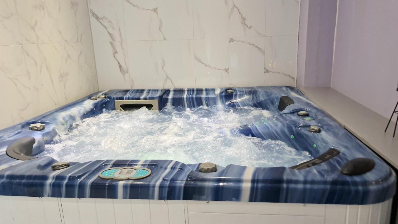 Fasthotel Oloron Hostellerie Du Paon Blanc Lurbe-Saint-Christau エクステリア 写真
